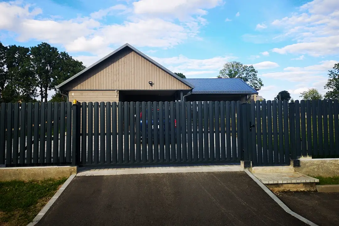 Horizontaliu-tvoralenciu-stakietu-skardine-tvora-Metallum-Novum-02 - Metallum Novum